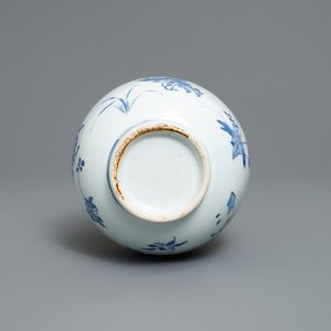 Un vase de forme bouteille en porcelaine de Chine en bleu et blanc à décor floral, époque Transition — photo 7