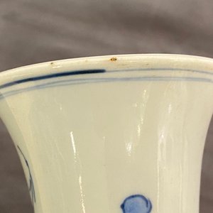 Un vase de forme bouteille en porcelaine de Chine en bleu et blanc à décor floral, époque Transition — photo 9
