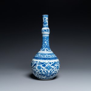 Un vase de forme bouteille en porcelaine de Chine en bleu et blanc de style Transition, Kangxi — photo 1