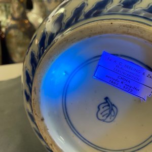 Un vase de forme bouteille en porcelaine de Chine en bleu et blanc de style Transition, Kangxi — photo 14