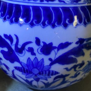 Un vase de forme bouteille en porcelaine de Chine en bleu et blanc de style Transition, Kangxi — photo 17