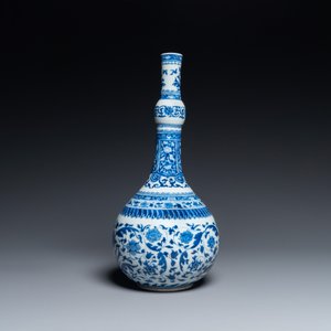 Un vase de forme bouteille en porcelaine de Chine en bleu et blanc de style Transition, Kangxi — photo 2