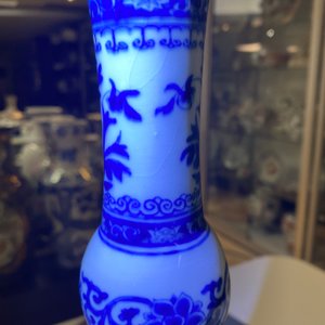 Un vase de forme bouteille en porcelaine de Chine en bleu et blanc de style Transition, Kangxi — photo 21