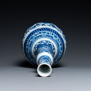 Un vase de forme bouteille en porcelaine de Chine en bleu et blanc de style Transition, Kangxi — photo 6