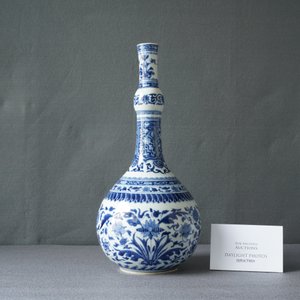 Un vase de forme bouteille en porcelaine de Chine en bleu et blanc de style Transition, Kangxi — photo 8
