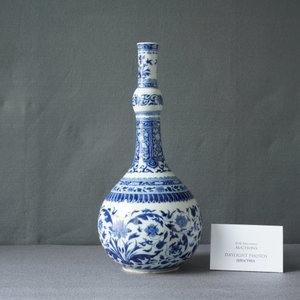 Un vase de forme bouteille en porcelaine de Chine en bleu et blanc de style Transition, Kangxi — photo 9