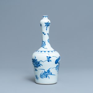 Un vase de forme bouteille en porcelaine de Chine en bleu et blanc, époque Transition — photo 2