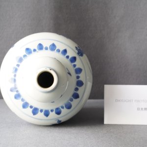 Un vase de forme bouteille en porcelaine de Chine en bleu et blanc, époque Transition — photo 10