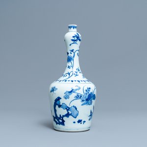 Un vase de forme bouteille en porcelaine de Chine en bleu et blanc, époque Transition — photo 1