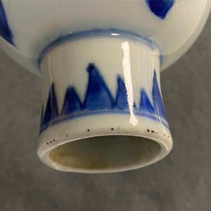 Un vase de forme bouteille en porcelaine de Chine en bleu et blanc, époque Transition — photo 11