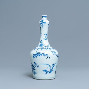 Un vase de forme bouteille en porcelaine de Chine en bleu et blanc, époque Transition — photo 3