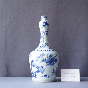 Un vase de forme bouteille en porcelaine de Chine en bleu et blanc, époque Transition — photo 7