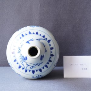 Un vase de forme bouteille en porcelaine de Chine en bleu et blanc, époque Transition — photo 10