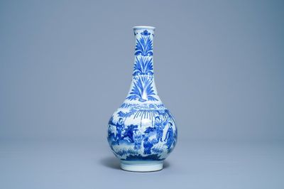 Un vase de forme bouteille en porcelaine de Chine en bleu et blanc, époque Transition