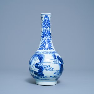 Un vase de forme bouteille en porcelaine de Chine en bleu et blanc, époque Transition — photo 3