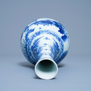 Un vase de forme bouteille en porcelaine de Chine en bleu et blanc, époque Transition — photo 5