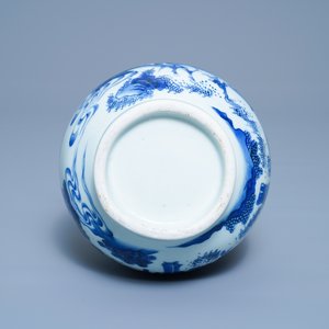 Un vase de forme bouteille en porcelaine de Chine en bleu et blanc, époque Transition — photo 6
