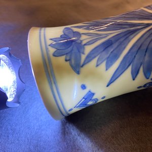 Un vase de forme bouteille en porcelaine de Chine en bleu et blanc, époque Transition — photo 7