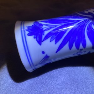 Un vase de forme bouteille en porcelaine de Chine en bleu et blanc, époque Transition — photo 8