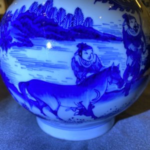 Un vase de forme bouteille en porcelaine de Chine en bleu et blanc, époque Transition — photo 10