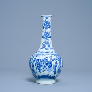 Un vase de forme bouteille en porcelaine de Chine en bleu et blanc, époque Transition — photo 1