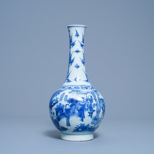 Un vase de forme bouteille en porcelaine de Chine en bleu et blanc, époque Transition — photo 2