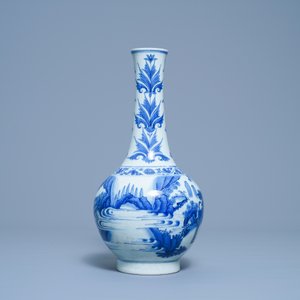 Un vase de forme bouteille en porcelaine de Chine en bleu et blanc, époque Transition — photo 3