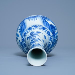 Un vase de forme bouteille en porcelaine de Chine en bleu et blanc, époque Transition — photo 5