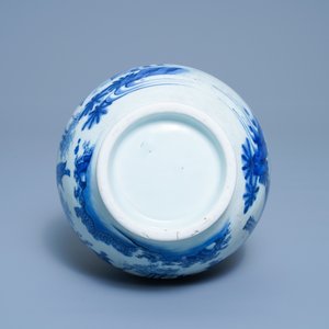 Un vase de forme bouteille en porcelaine de Chine en bleu et blanc, époque Transition — photo 6