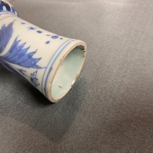 Un vase de forme bouteille en porcelaine de Chine en bleu et blanc, époque Transition — photo 12