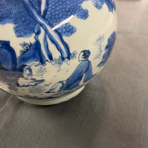 Un vase de forme bouteille en porcelaine de Chine en bleu et blanc, époque Transition — photo 16