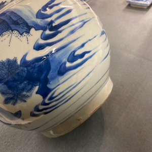 Un vase de forme bouteille en porcelaine de Chine en bleu et blanc, époque Transition — photo 18