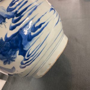 Un vase de forme bouteille en porcelaine de Chine en bleu et blanc, époque Transition — photo 21