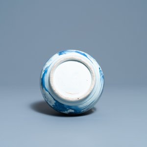Un vase de forme bouteille en porcelaine de Chine en bleu et blanc, époque Transition — photo 6