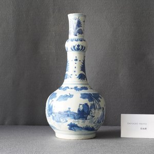 Un vase de forme bouteille en porcelaine de Chine en bleu et blanc, époque Transition — photo 7