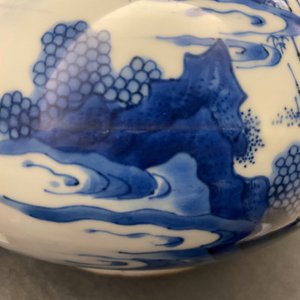 Un vase de forme bouteille en porcelaine de Chine en bleu et blanc, époque Transition — photo 20