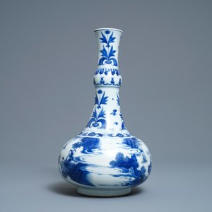 Un vase de forme bouteille en porcelaine de Chine en bleu et blanc, époque Transition — photo 2