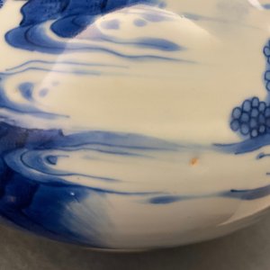 Un vase de forme bouteille en porcelaine de Chine en bleu et blanc, époque Transition — photo 22