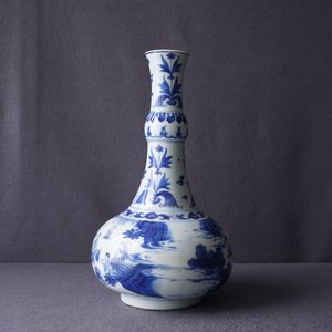 Un vase de forme bouteille en porcelaine de Chine en bleu et blanc, époque Transition — photo 28