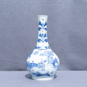 Un vase de forme bouteille en porcelaine de Chine en bleu et blanc, époque Transition — photo 15