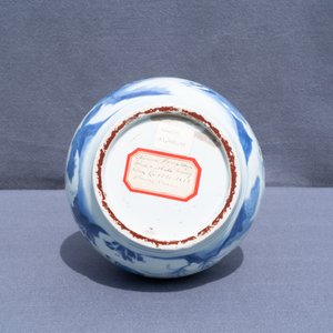 Un vase de forme bouteille en porcelaine de Chine en bleu et blanc, époque Transition — photo 17