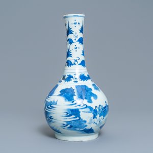 Un vase de forme bouteille en porcelaine de Chine en bleu et blanc, époque Transition — photo 5
