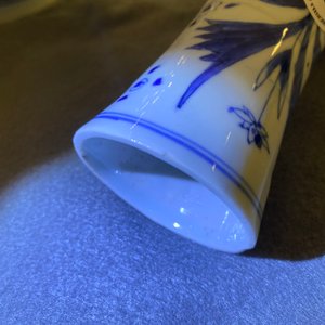 Un vase de forme bouteille en porcelaine de Chine en bleu et blanc, époque Transition — photo 8