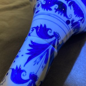 Un vase de forme bouteille en porcelaine de Chine en bleu et blanc, époque Transition — photo 10