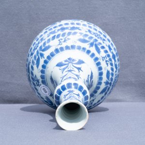 Un vase de forme bouteille en porcelaine de Chine en bleu et blanc, époque Transition — photo 12
