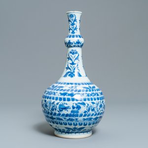 Un vase de forme bouteille en porcelaine de Chine en bleu et blanc, époque Transition — photo 4
