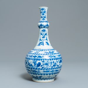Un vase de forme bouteille en porcelaine de Chine en bleu et blanc, époque Transition — photo 5