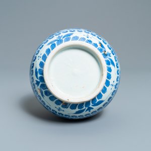 Un vase de forme bouteille en porcelaine de Chine en bleu et blanc, époque Transition — photo 8