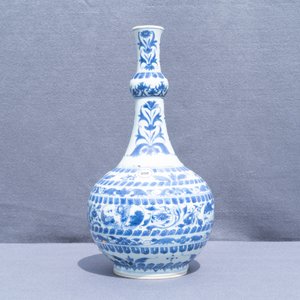Un vase de forme bouteille en porcelaine de Chine en bleu et blanc, époque Transition — photo 9
