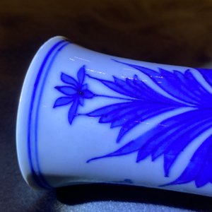 Un vase de forme bouteille en porcelaine de Chine en bleu et blanc, époque Transition — photo 16